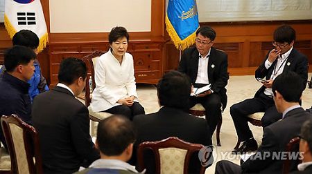 16日下午，樸槿惠接見“世越”號客輪遇難者家屬，并在家屬面前親自道歉。（韓聯(lián)社）