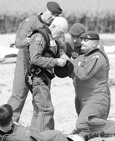 89歲的赫頓再次于70年前同一地點參加雙人跳傘。