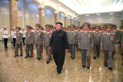 金正恩率領(lǐng)軍隊(duì)領(lǐng)導(dǎo)人等前往平壤錦繡山太陽宮瞻仰了金日成、金正日的遺容。