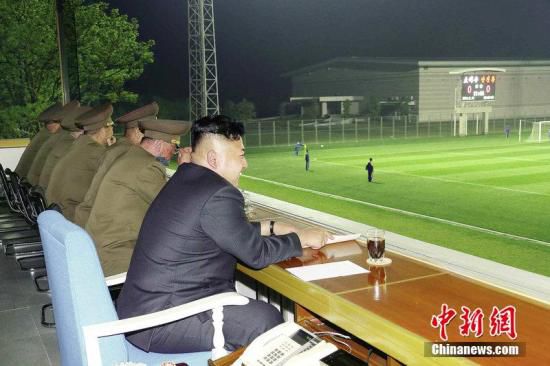 資料圖:今年5月,金正恩觀看體育賽事。