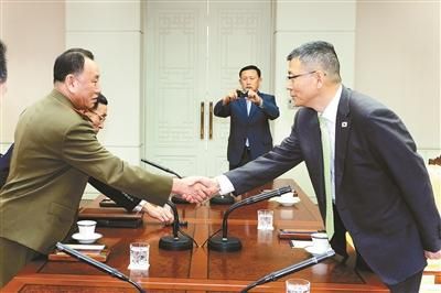 10月15日，韓國國防部國防政策室室長柳濟(jì)升和朝鮮人民武裝力量部偵查總局局長金英哲分別率團(tuán)出席板門店