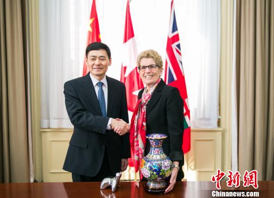 　圖示省長韋恩（右）與薛冰總領(lǐng)事首度官式會晤?！“彩?攝