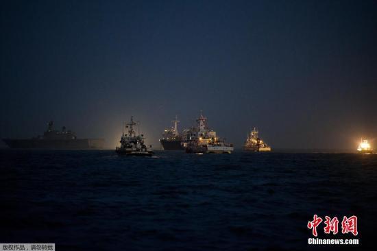 當(dāng)?shù)貢r(shí)間2014年4月24日，搜救人員在全羅南道珍島郡海域24小時(shí)不分晝夜的搜尋沉船事故失蹤者。