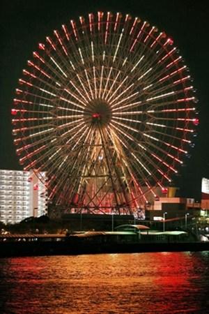 圖為該地晚上的夜景。
