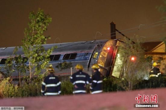 當(dāng)?shù)貢r間5月12日晚，一列美國鐵路公司的火車在費(fèi)城弗蘭克福段脫軌，導(dǎo)致至少50人受傷。