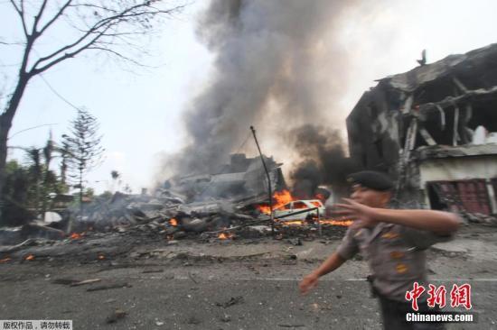 當?shù)貢r間6月30日，印尼棉蘭，印尼一架軍用運輸機起飛不久后在居民區(qū)墜毀，機體爆炸燃成火球。