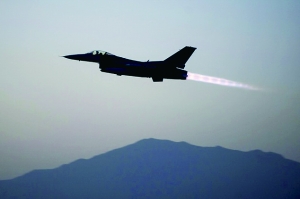 美國軍方19日證實，一架美軍F-16戰(zhàn)斗機上周在阿富汗東部遭到地面火力攻擊，受損嚴(yán)重，不得不拋掉兩個油箱以及多件武器彈藥才勉強返航。事發(fā)區(qū)域主要受塔利班控制。過去，塔利班武裝組織曾經(jīng)數(shù)次使用小型火力擊落美軍直升機，但從未擊中能在高空超音速飛行的F-16戰(zhàn)斗機。