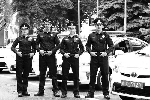 烏克蘭新警察在警車旁帥氣亮相。