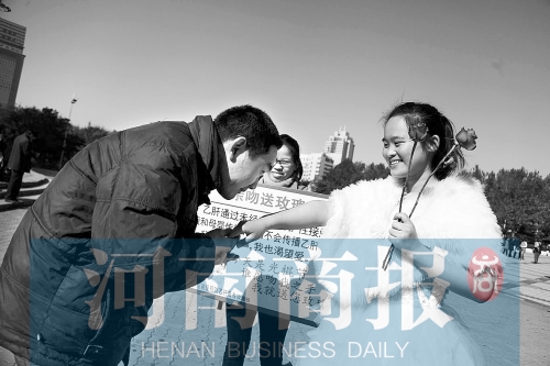 　一名男士上前，準備親吻女孩的手