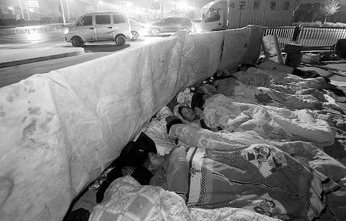 在寒冷的冬夜，為了能省點錢，方便接活，民工們?nèi)运跇蛳隆? complete=