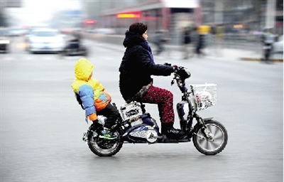 昨日下午，隴海西路桐柏路口，紅燈亮起的瞬間一輛電動車闖過路口。