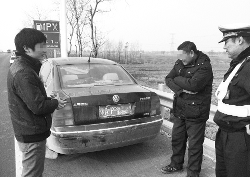 　民警對遮擋車牌的駕駛?cè)诉M行了處罰