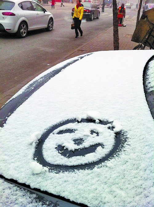 一月十五日上午，有汽車披著一身的雪裝，從經(jīng)開區(qū)回到市區(qū)。
