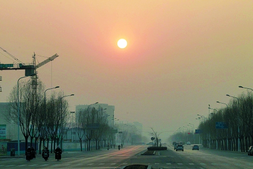 昨日天空放晴，雖然天還不是那么藍，但也給大家?guī)砗眯那椤? complete=