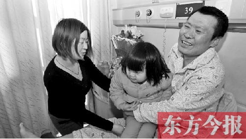 李剛患骨肉瘤急需手術，最放心不下的就是他的妻子、女兒