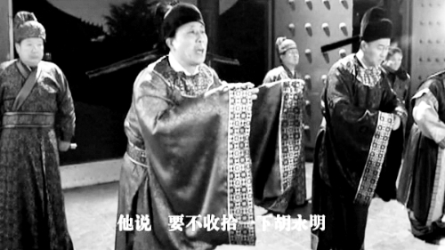 微電影中，“權(quán)貴人士”對“胡永明”多加陷害 視頻截圖