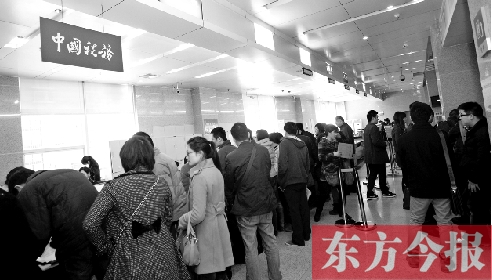 　昨天，在鄭州市房管局辦稅柜臺，迎來絡(luò)繹不絕辦理業(yè)務(wù)的市民