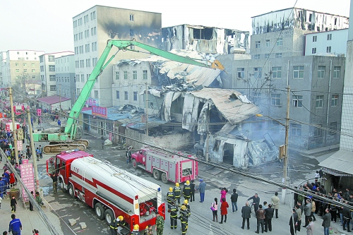 風助火勢，6座相鄰的居民樓加建的板房樓陸續(xù)被大火引燃。