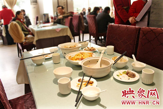 3月22日，阿五美食英協(xié)路店幾位顧客用完餐后，盤子里的食物所剩無幾。