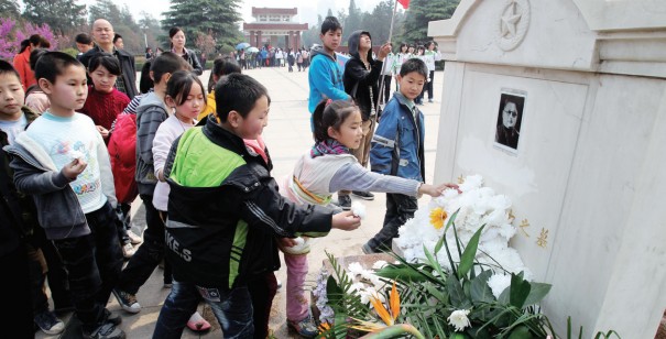 昨天上午，來鄭州市烈士陵園祭掃的小學(xué)生將百花擺放在吉鴻昌烈士墓前