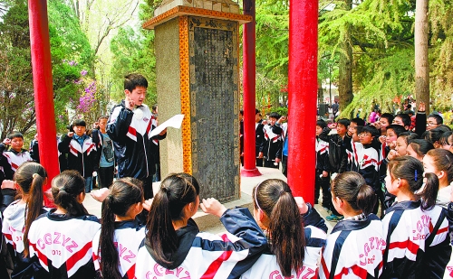 　　4月3日,宜陽(yáng)縣1000余名師生通過(guò)獻(xiàn)花、宣誓、掃墓、讀祭文等形式緬懷革命先烈。 田義偉 攝