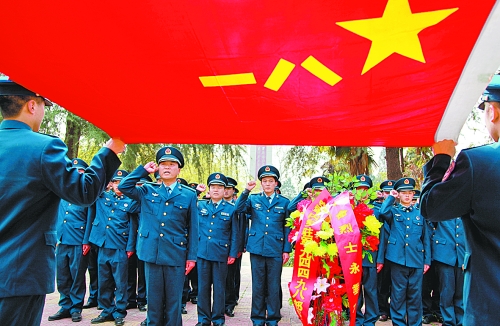 　　“我宣誓:保衛(wèi)祖國(guó)藍(lán)天不受侵犯!”4月3日,濟(jì)空某部的官兵來(lái)到內(nèi)鄉(xiāng)縣烈士陵園掃墓,通過(guò)敬獻(xiàn)花籃、