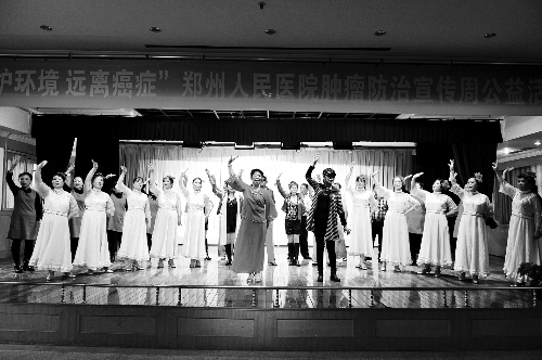 昨日，鄭州人民醫(yī)院舉辦了一臺(tái)特殊的晚會(huì)，表演的和看表演的大都是癌癥患者 河南商報(bào)記者 王春勝/攝　