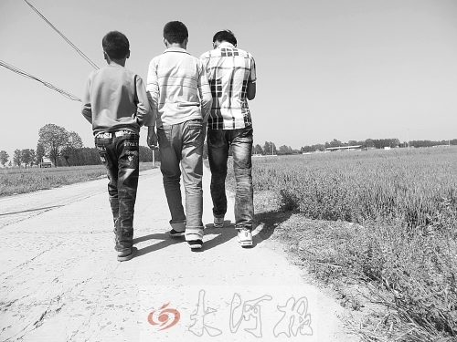 親眼目睹小伙伴在自己面前慘遭橫禍,三個孩子變得異常沉默。