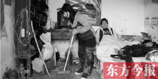 　寧陵縣趙村鄉(xiāng)大楊莊村，16歲的王香浦在打掃家里的衛(wèi)生，床上躺著她的爸爸　