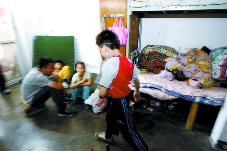 孩子們住在這里，沒有上學(xué)，大部分時(shí)間是練功，出去表演