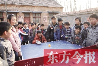 坐著輪椅的小宗成和同學們一塊打乒乓球，這是他感到最快樂的事
