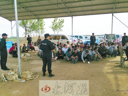 民警突襲賭場，64名涉案人員全部落網。