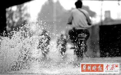 航海路鐵路立交橋下，一個窨井冒出半米多高的“噴泉” 鄭州晚報記者 馬健 圖