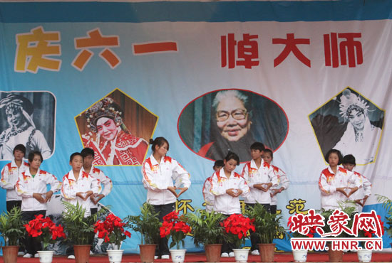原陽(yáng)縣聾啞學(xué)校的孩子們用手語(yǔ)表演《感恩的心》