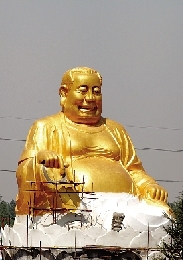 　4月25日，洛陽龍華歡樂園，網(wǎng)上引起熱議的“大背頭彌勒佛”。