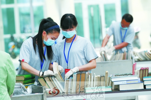 工作人員正在忙著整理書籍,逐一登記、歸類。