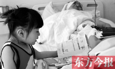　昨天上午，鄭州市骨科醫(yī)院病房?jī)?nèi)，李剛躺在病床上，女兒嘟嘟在安靜地看書