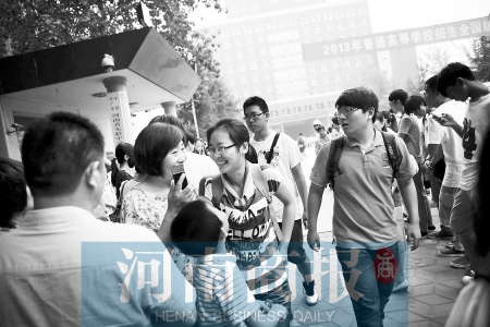 考場(chǎng)外，家長(zhǎng)用溫暖的笑容迎接孩子