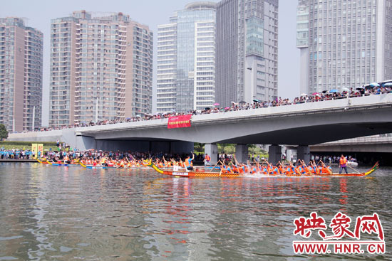 6月11日，2013中華軒轅龍舟大賽，在鄭州東區(qū)的如意湖舉行。