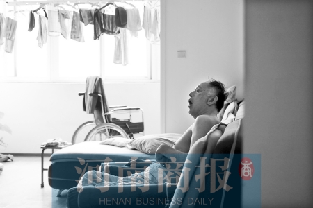 金老先生因偏癱生活不能自理，鄰居說，平時(shí)經(jīng)?？吹阶o(hù)工和老人的弟弟前來照顧 實(shí)習(xí)生 唐韜/攝