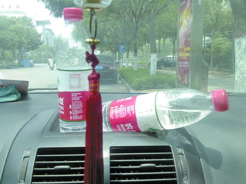 車內(nèi)的瓶裝水