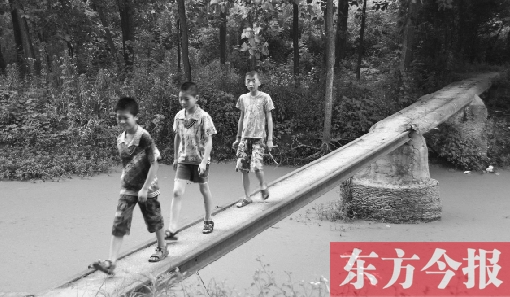 這座寬僅0.4米的危橋，承擔著1000多人的出行