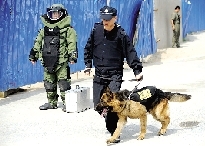 排爆專家、警犬在現(xiàn)場待命。