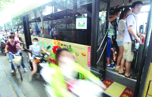 　　7月12日，鄭州市花園路，下班高峰期。
