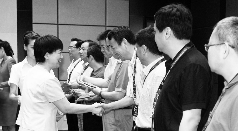 河南省委常委、宣傳部長趙素萍給中國紀(jì)錄片播出聯(lián)盟理事臺發(fā)放牌匾