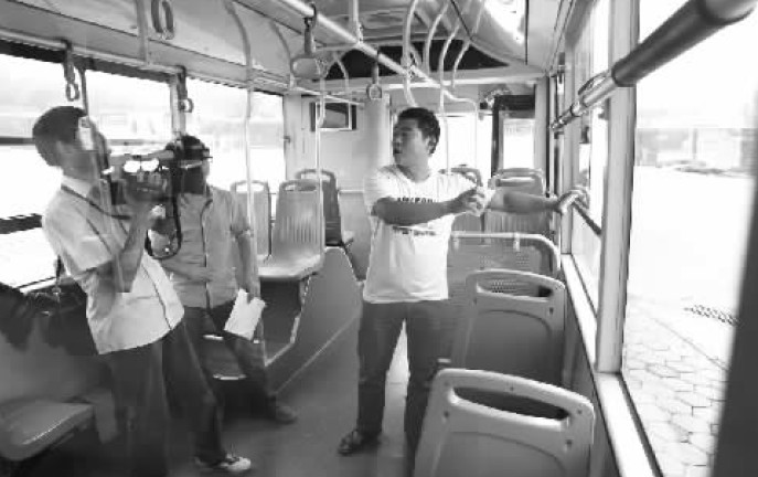 昨日，鄭州市B20路公交車長方先生（右一），講述“色狼”跳窗逃跑時被眾人喊打的情景