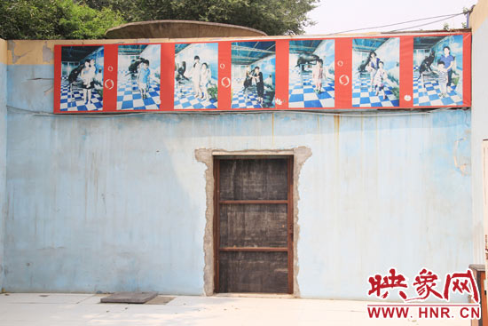 在鄭州市動(dòng)物園內(nèi)的海獅館內(nèi)，隨處可見(jiàn)游客與動(dòng)物合影的宣傳畫(huà)。