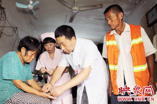 鄭州市管城區(qū)人民醫(yī)院院長張彥軍親自為謝秀進(jìn)診斷，并為他們帶去了500多元的治療藥品。