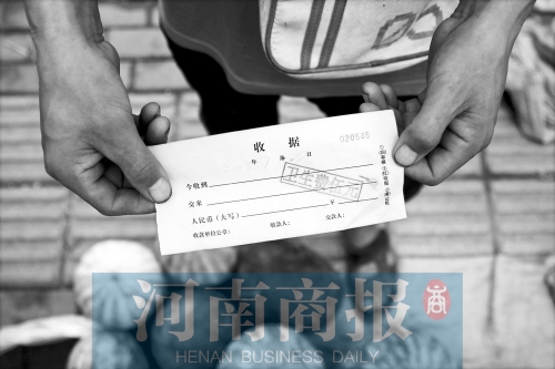 百花路附近的瓜農(nóng)宋師傅交完衛(wèi)生費(fèi)后收到一張收據(jù)，但沒有收款單位