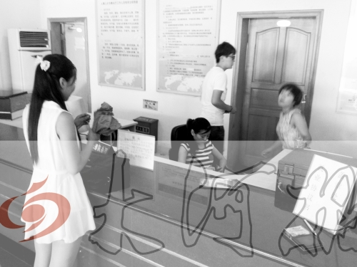 鄭州市人才交流服務(wù)中心二樓大廳，剛畢業(yè)大學(xué)生咨詢政策，工作人員卻在若無其事地玩手機(jī)。